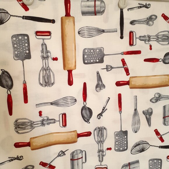 "kiss the cook" Mary Lake-Thompson LTD for Robert Kaufman Fabric White 4 yards - Picture 4 of 7
